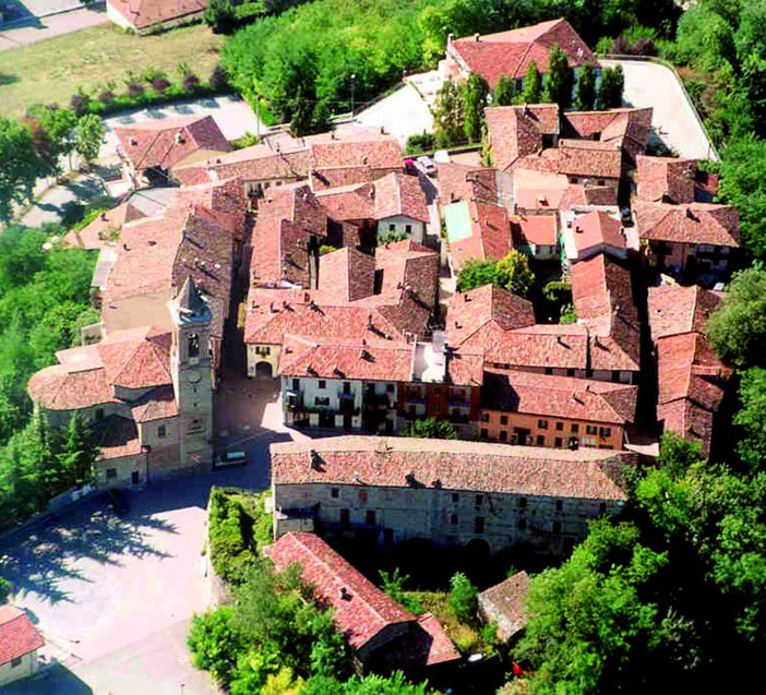 Sinio, nel panorama provinciale, è il comune con la percentuale più alta di cittadini stranieri residenti