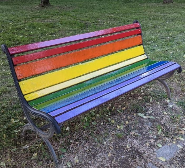 Panchina arcobaleno a Racconigi: "Ora non ci sono più scuse"
