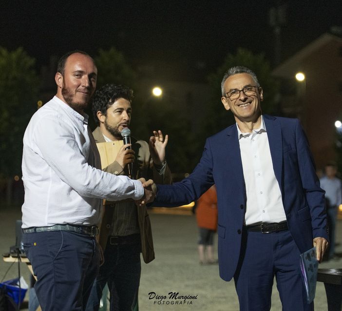 La stretta di mano tra il neo sindaco Baldi con il rivale Laurenti (Foto: Diego Murgioni)