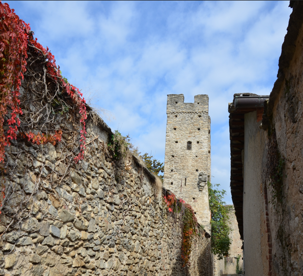 Envie, uno speciale "giro serale" tra il ricetto e il castello