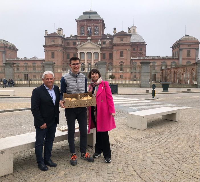 Racconigi, consegnati i pulcini di cappone agli hobbisti Racconigi, consegnati i pulcini di cappone agli hobbisti