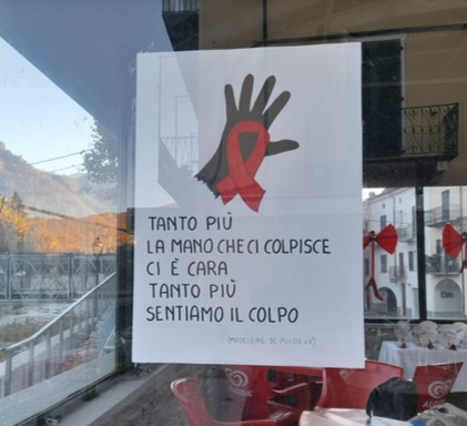 A Garessio scarpe e fiocchi rossi: la voce dell'associazione Ardena per dire basta alla violenza sulle donne [FOTO]