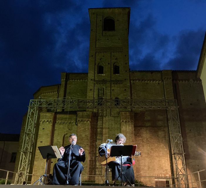 Filippo Bessone e Luca Occelli in uno spettacolo del loro progetto teatrale "La Mezz'ora canonica"