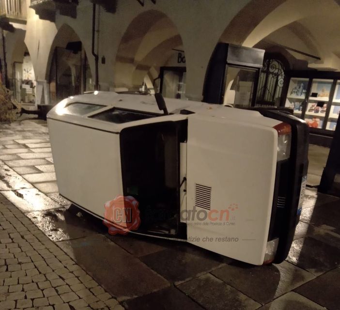 Notte di bravate e danneggiamenti per quattro consulenti inglesi in trasferta a Cuneo Notte di bravate e danneggiamenti per quattro consulenti inglesi in trasferta a Cuneo