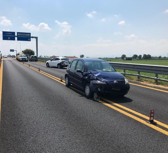 Incidente sulla tangenziale di Fossano: scontro tra due auto, soccorsi sul posto