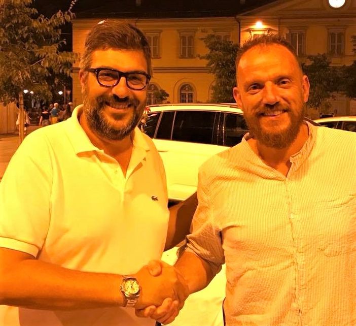Stretta di mano tra i sindaci Calderoni e Demarchi