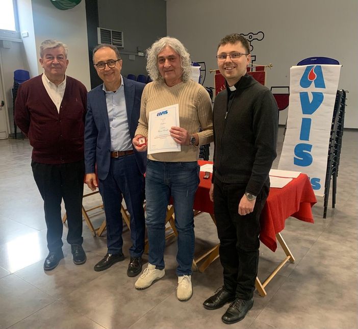 Il sindaco Ugo Arnulfo, il presidente Avis Roberto Gabetti, il volontario Mario Reviglio premiato per 75 donazioni e il Parroco Don Marco Sciolla