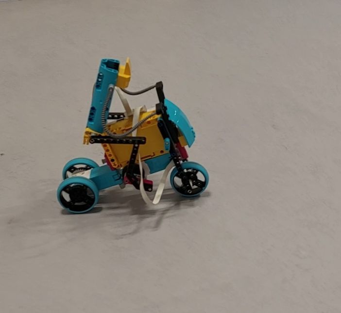 A Ceva si fa lezione con piccoli robot assemblati utilizzando i mattoncini Lego