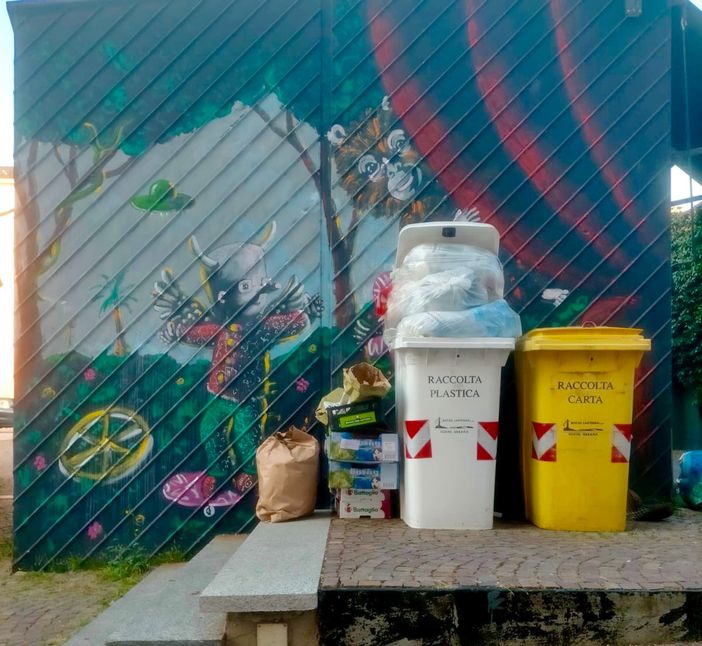 Bidoni e sacchi di immondizia davanti al murale di Moya in piazza Boves Bidoni e sacchi di immondizia davanti al murale di Moya in piazza Boves