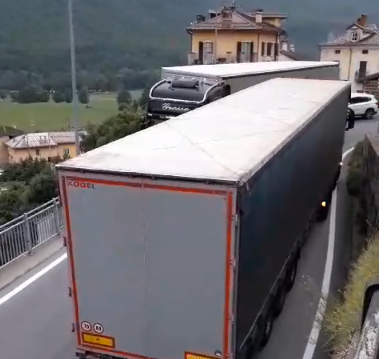 Un mezzo pesante non rispetta lo stop del semaforo e Demonte torna a bloccarsi Un mezzo pesante non rispetta lo stop del semaforo e Demonte torna a bloccarsi