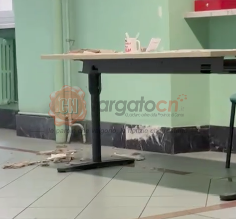 Non c'è pace per il liceo di Cuneo: nel giorno del rientro in aula, nuovi crolli allo Scientifico