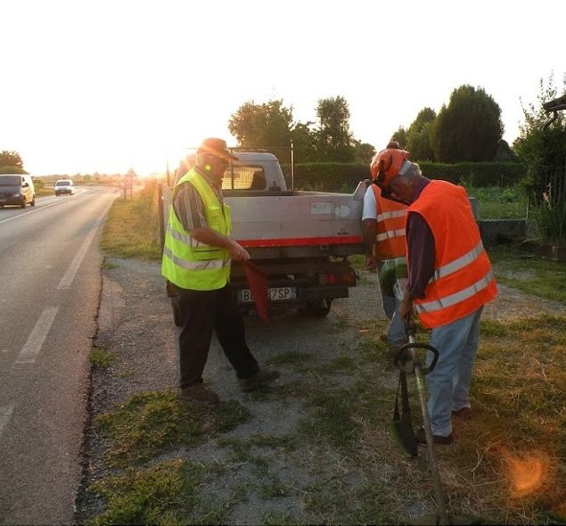 Comune e volontari sfalciano l'erba sulla provinciale di Genola