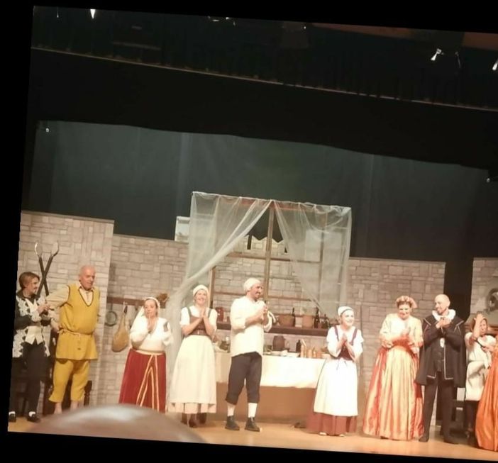 Mondovì, oltre 300 persone per lo spettacolo di beneficenza "Amleto in salsa piccante"