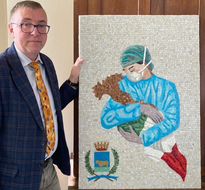 A Boves un mosaico per ricordare le vittime del Covid e dire grazie ai sanitari A Boves un mosaico per ricordare le vittime del Covid e dire grazie ai sanitari