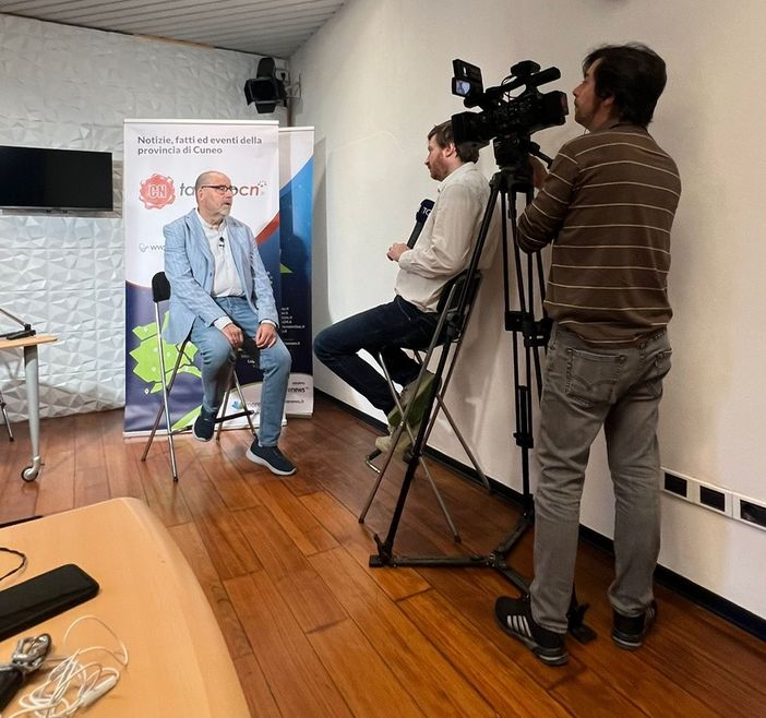 Le riprese dell'intervista del giornalista Rai Jacopo Ricca a Cesare Mandrile negli studi di Targatocn