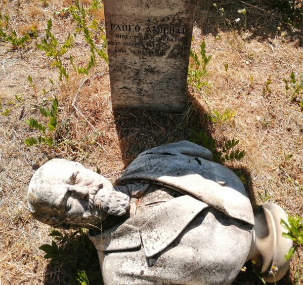 Ancora a terra il busto di Paul Amilhau, danneggiato alla stazione di Mondovì