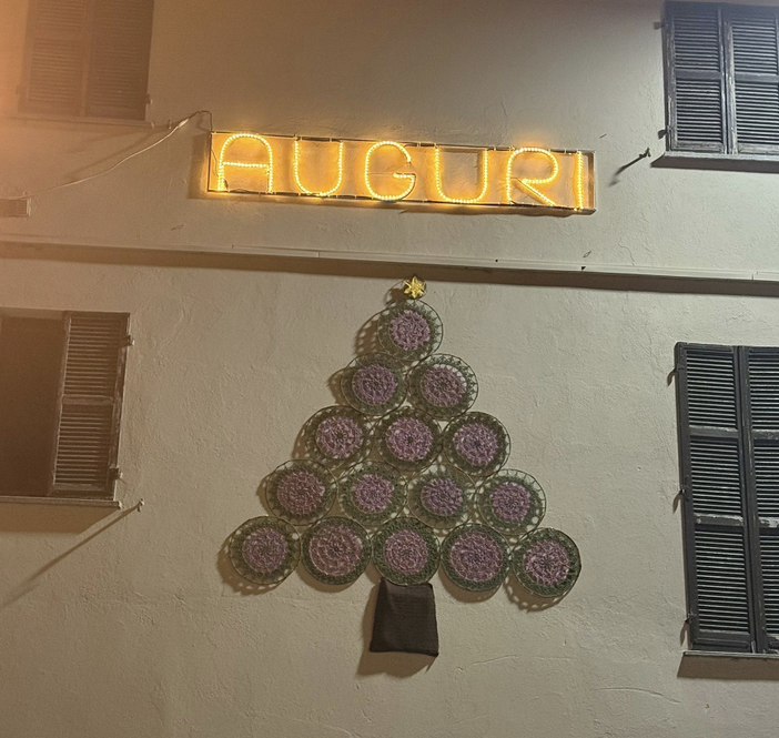 Le volontarie di Margarita realizzano un albero all'uncinetto per Natale