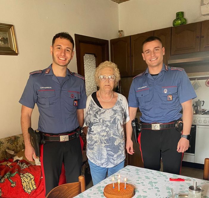 I Carabinieri festeggiano con lei: compleanno speciale per una signora sola a Monforte d’Alba