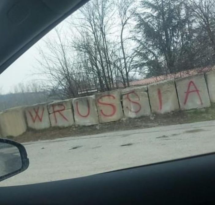 Foto da facebook della scritta pro Russia comparsa domenica mattina a Clavesana Foto da facebook della scritta pro Russia comparsa domenica mattina a Clavesana