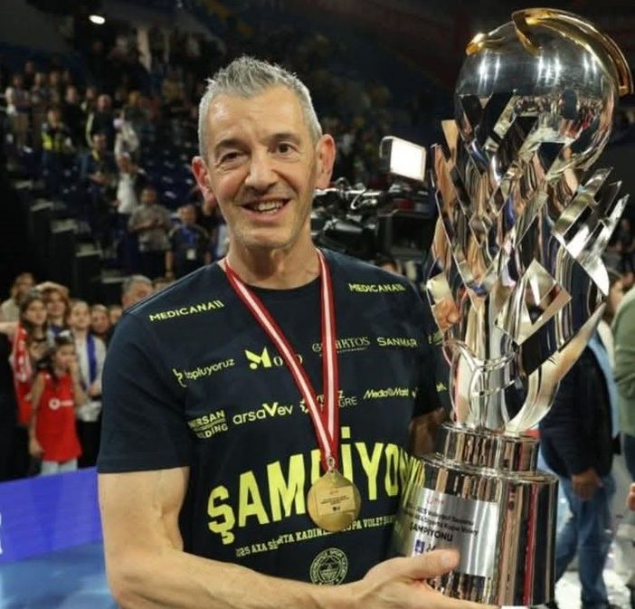 Volley Femminile – L’allenatore cuneese Marco Fenoglio ha commentato a “TIME OUT” il suo esonero del Fenerbahce: “La decisione mi ha sorpreso, ma fa parte del nostro lavoro” Volley Femminile – L’allenatore cuneese Marco Fenoglio ha commentato a “TIME OUT” il suo esonero del Fenerbahce: “La decisione mi ha sorpreso, ma fa parte del nostro lavoro”