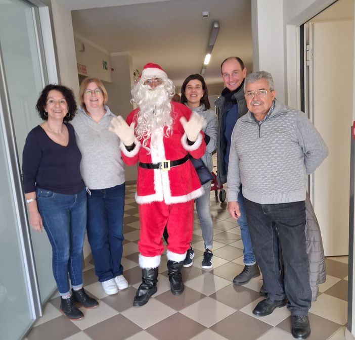 A Piozzo Babbo Natale ha incontrato i bambini delle scuole e gli ospiti della casa di riposo A Piozzo Babbo Natale ha incontrato i bambini delle scuole e gli ospiti della casa di riposo