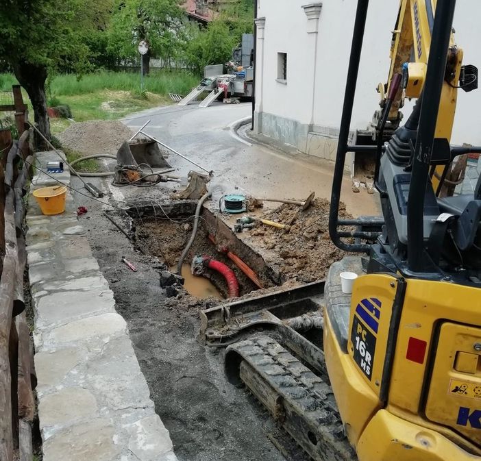 Niella Tanaro, risolta perdita d'acqua al Poggio. Nuovi asfalti verso il ponte Alpini Niella Tanaro, risolta perdita d'acqua al Poggio. Nuovi asfalti verso il ponte Alpini