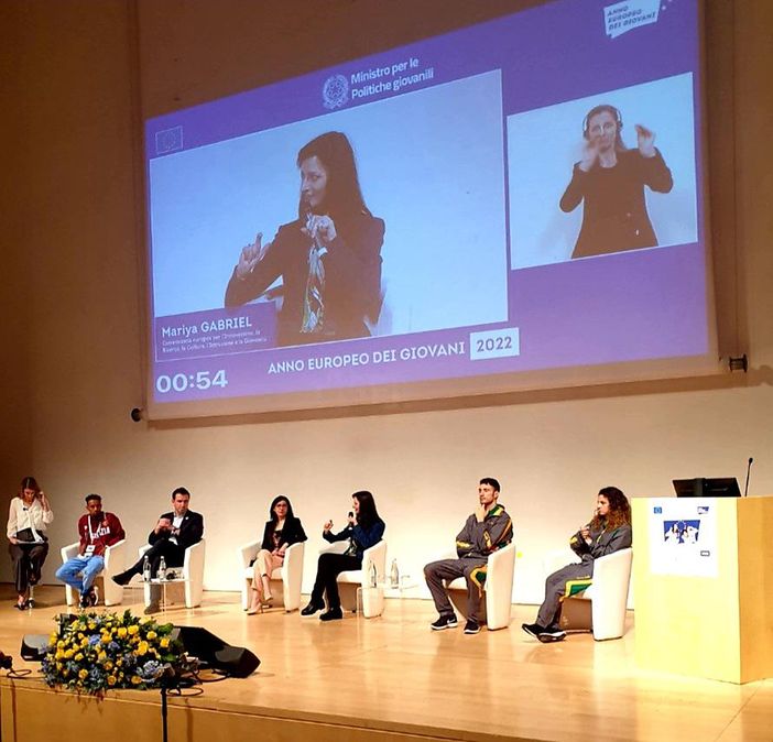 La Ministra per le politiche giovanili Fabiana Dadone durante l'incontro all'Ara Pacis