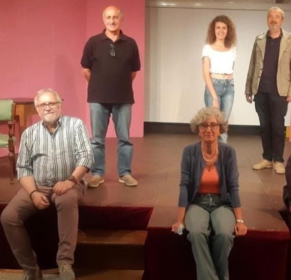 Attori del Teatro del Marchesato in scena ne Il Cabaret non è solo un vassoio