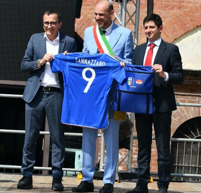 Cavallermaggiore: Biraghi consegna al sindaco Sannazzaro la maglietta della nazionale di calcio