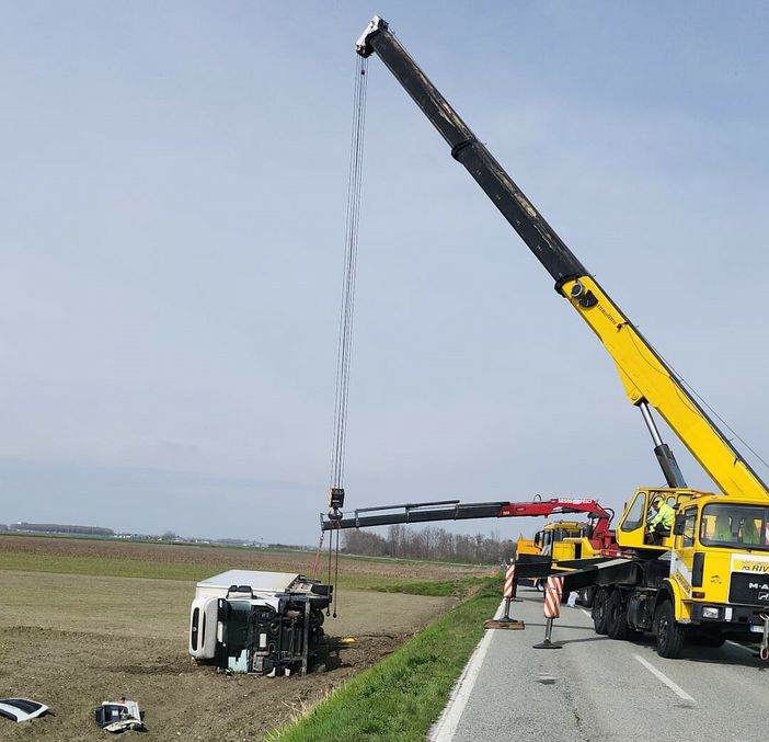 Il mezzo pesante in un prato adiacente la Sp 133 tra Villanova Solaro e Moretta temporaneamente chiusa