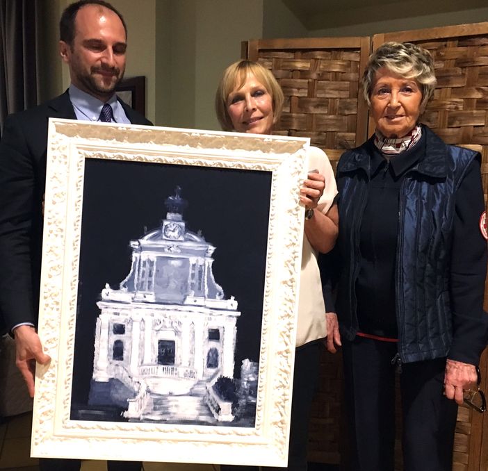 Maura Prette e Fabrizio Garelli consegnano  il premio a Viviana Beltrandi
