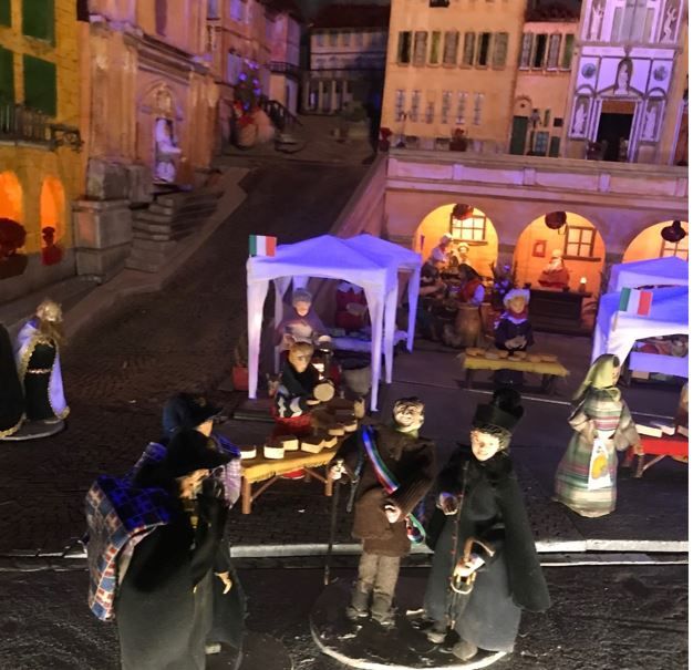 Il sindaco di Bra, Gianni Fogliato, diventa una statua del presepe della Croce