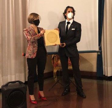 La consegna della borsa di studio a Carole Peia