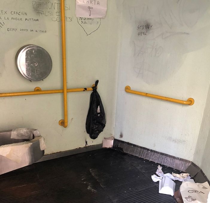 "Nei bagni pubblici di Cuneo c'è da svenire per la puzza e la sporcizia"