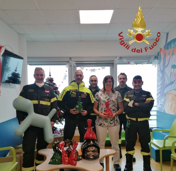 Epifania speciale all'ospedale di Verduno: i Vigili del Fuoco consegnano dolci alla pediatria