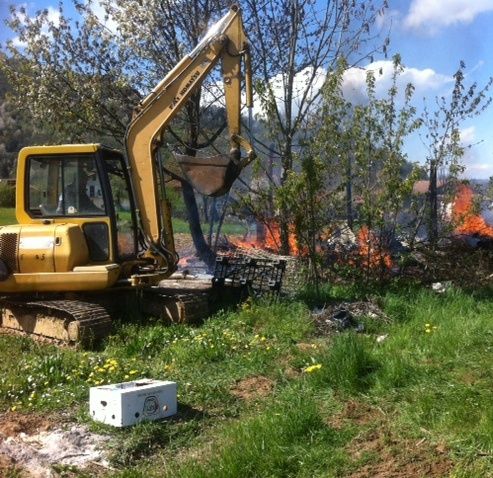 Nucetto: cercava di bruciare rifiuti di demolizione, denunciato dal Corpo Forestale di Ceva Nucetto: cercava di bruciare rifiuti di demolizione, denunciato dal Corpo Forestale di Ceva