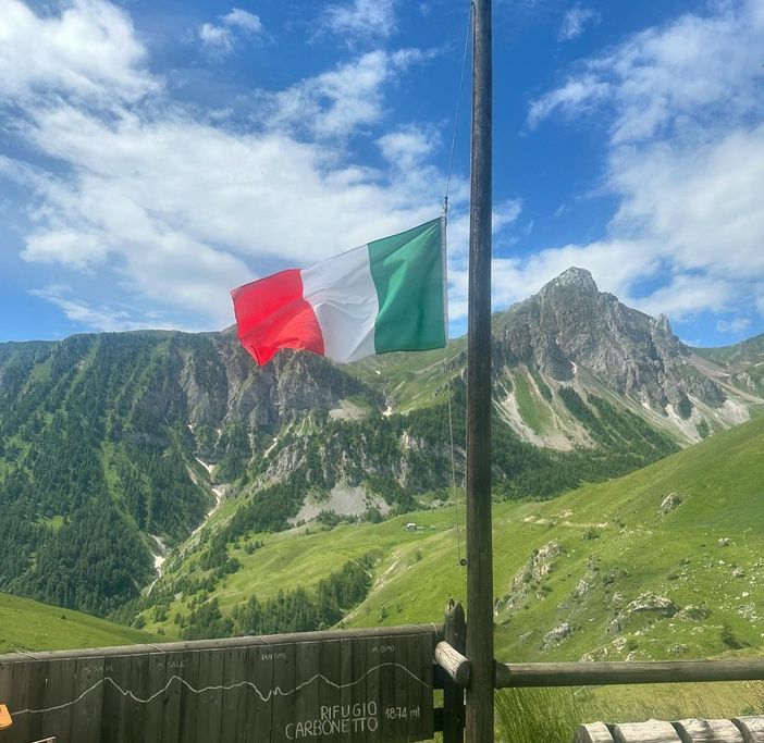 Strada chiusa da Castelmagno verso il rifugio Carbonetto e bandiera a mezz'asta, il gestore: "Siamo in lutto"