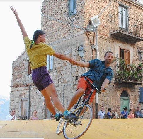 Circo contemporaneo in bicicletta a Busca