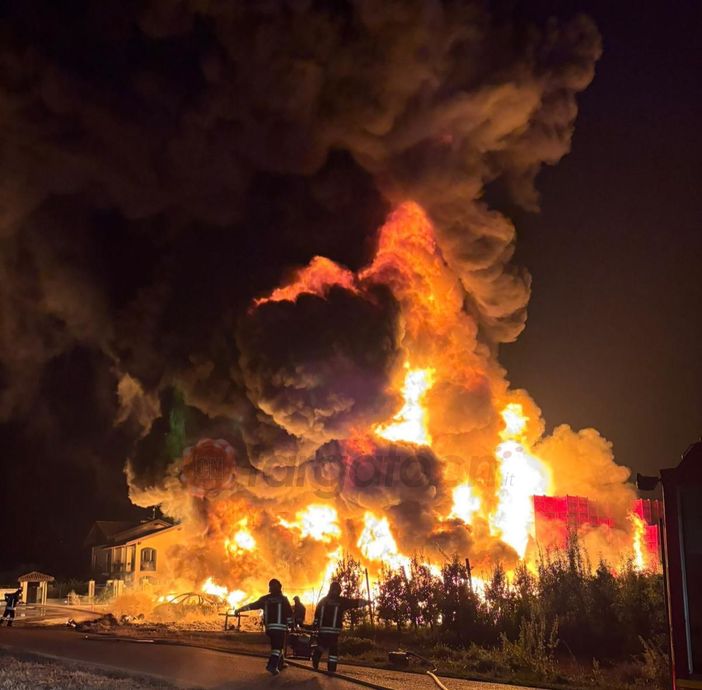 Dall'auto al materiale plastico vicino, vasto incendio a Scarnafigi in un'azienda frutticola