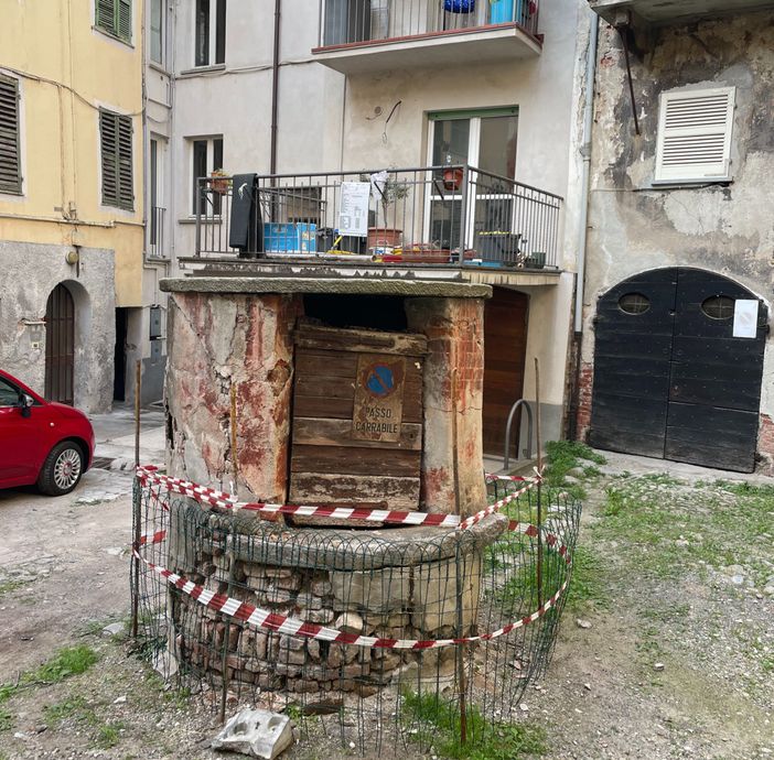 Mondovì e quell'antico pozzo in vicolo del Teatro: "Non sappiamo di chi sia la proprietà" Mondovì e quell'antico pozzo in vicolo del Teatro: "Non sappiamo di chi sia la proprietà"