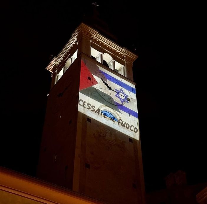 Sulla Torre Civica di Cuneo l’appello alla pace Sulla Torre Civica di Cuneo l’appello alla pace