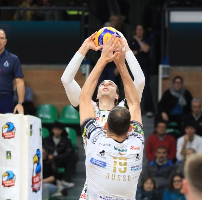 SUPERLEGA / Cuneo gigante contro i campioni: Perugia vince 3-0, ma il Palasport applaude
