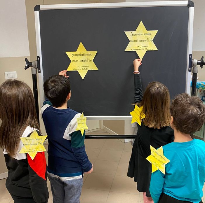 Gli alunni della primaria di Roreto hanno celebrato la Giornata della Memoria Gli alunni della primaria di Roreto hanno celebrato la Giornata della Memoria