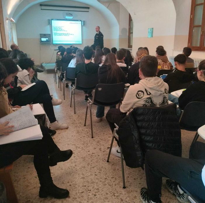 Gli alunni del Cebano a scuola con i Carabinieri per parlare di bullismo, vandalismo e legalità