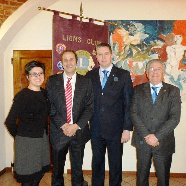 La socia Lions Michela Tomatis, l’avvovato Marco Cuniberti, il presidente del club Andrea Fia, il presidente di zona Gino Ghiazza