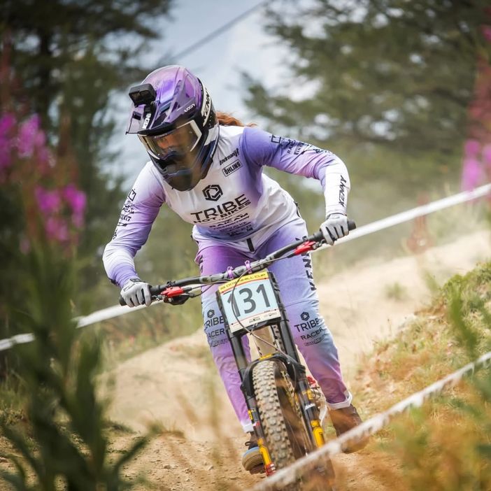 DOWNHILL MTB / Rebecca Bruno vince la Coppa Europa, Thomas è sesto ed entrambi ottengono la wild card per la Coppa del Mondo 2026