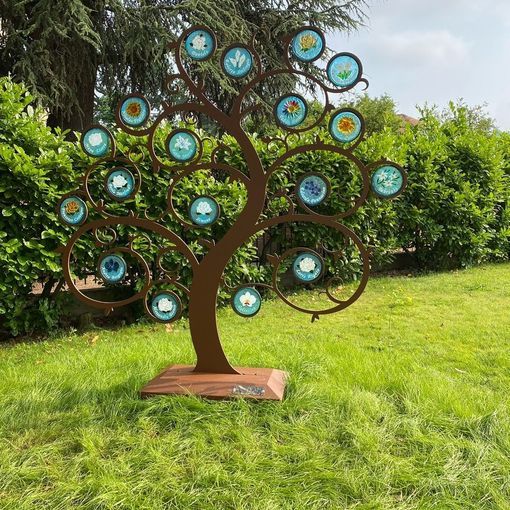 Albero della luce, presso il Santuario della Madonna dei Fiori di Bra Albero della luce, presso il Santuario della Madonna dei Fiori di Bra