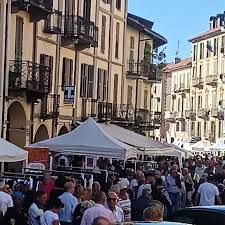 Saluzzo, negozi in strada
