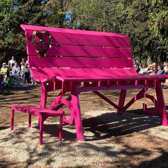 La big bench dell'associazione La cura nello Sguardo a Busca La big bench dell'associazione La cura nello Sguardo a Busca