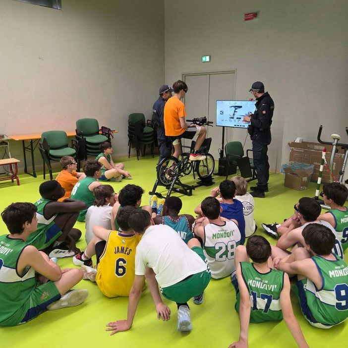 Mondovì, gli atleti del basket a lezione di sicurezza stradale con la Polizia Locale Mondovì, gli atleti del basket a lezione di sicurezza stradale con la Polizia Locale